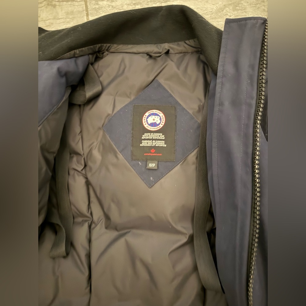 Authentic Canada goose jacket barely worn retails for 1300$
